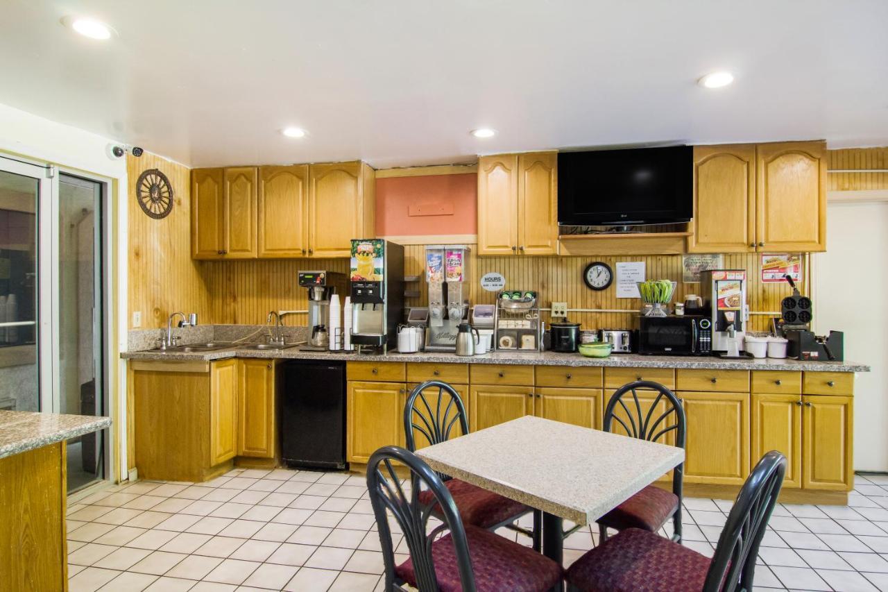 Americas Best Value Inn Darien Extérieur photo