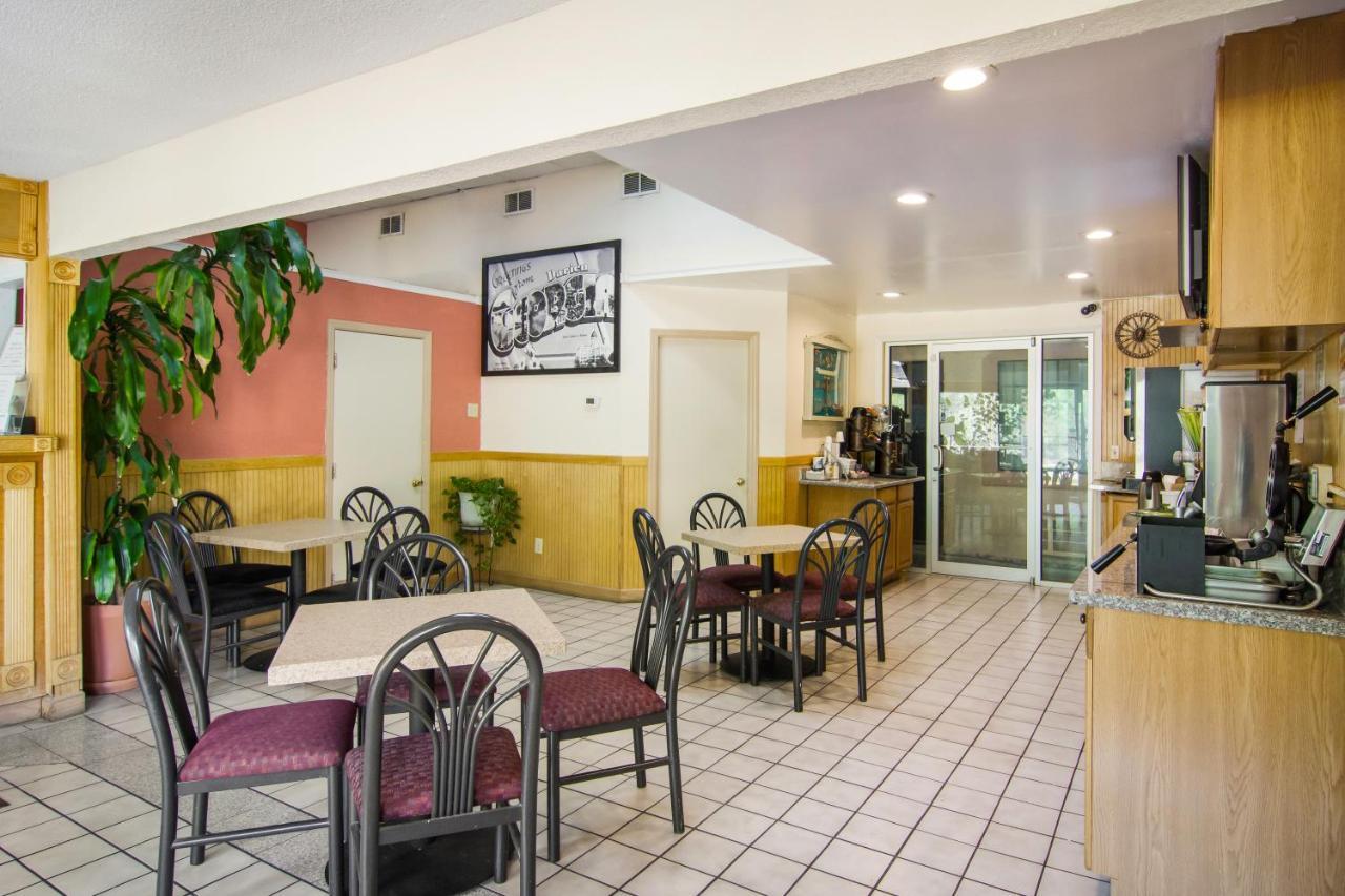 Americas Best Value Inn Darien Extérieur photo